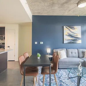 Striking 2bd - Cdt- Gym, Pool, Parking - Sleep8 Apartment